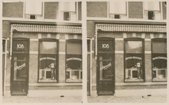 861076 Gezicht op de winkelpui van de Brood-Beschuit en Banketbakkerij A. Uijtewaal (Gildstraat 108) te Utrecht.